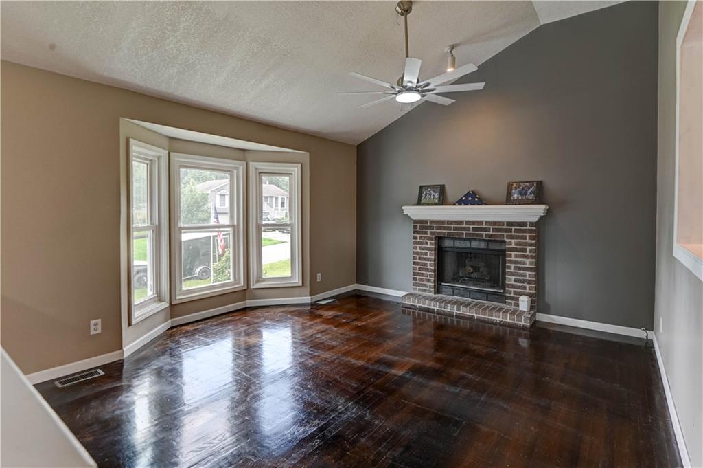 Photo 4 of 10412 N Baltimore Avenue