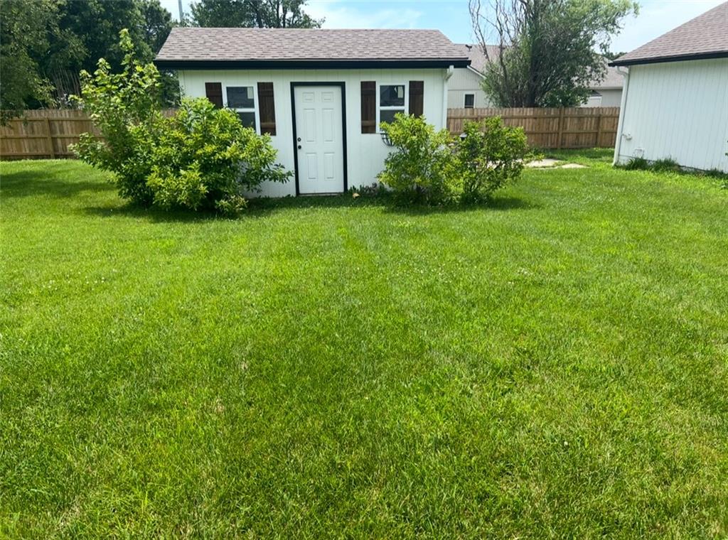 Photo 3 of 905 E Osage Street