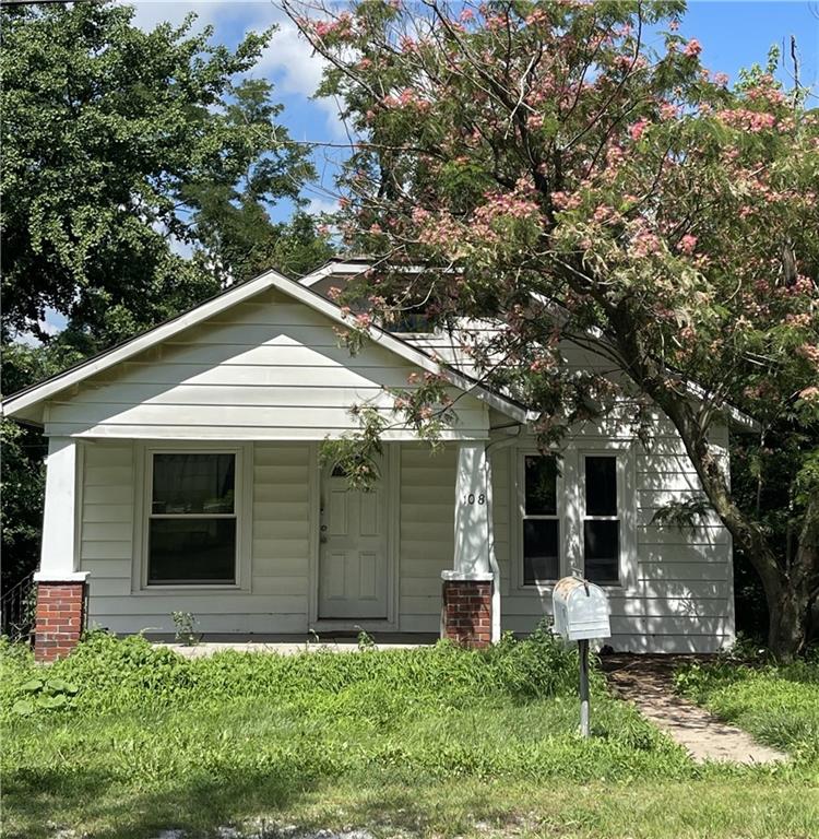 Photo of 108 NW Heady Avenue