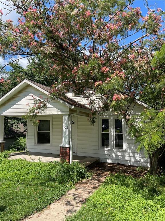 Photo 3 of 108 NW Heady Avenue