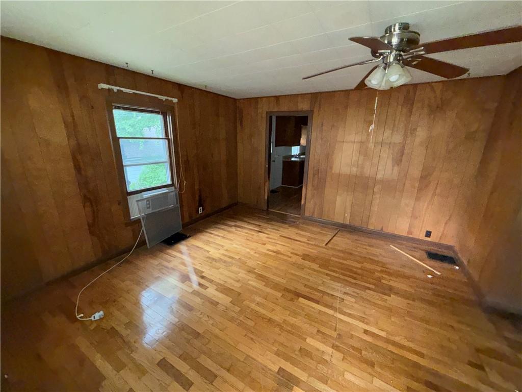 Photo 5 of 108 NW Heady Avenue