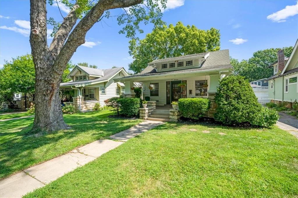 Photo 3 of 5733 Kenwood Avenue