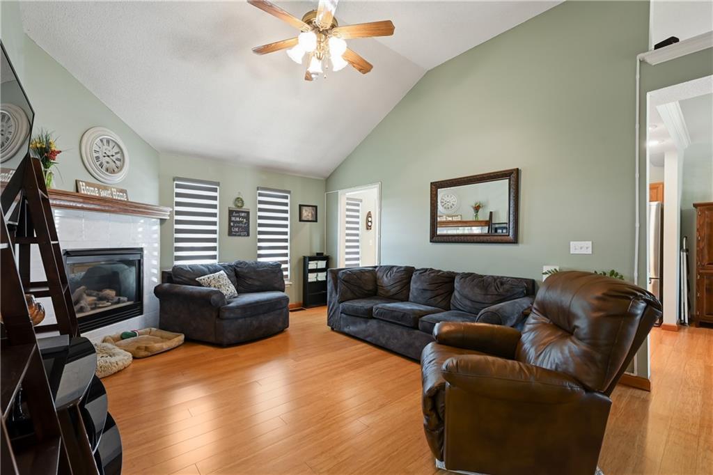 Photo 6 of 887 Glengera Street