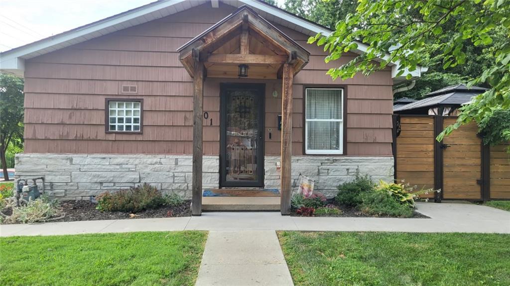 Photo 3 of 3601 Doniphan Avenue