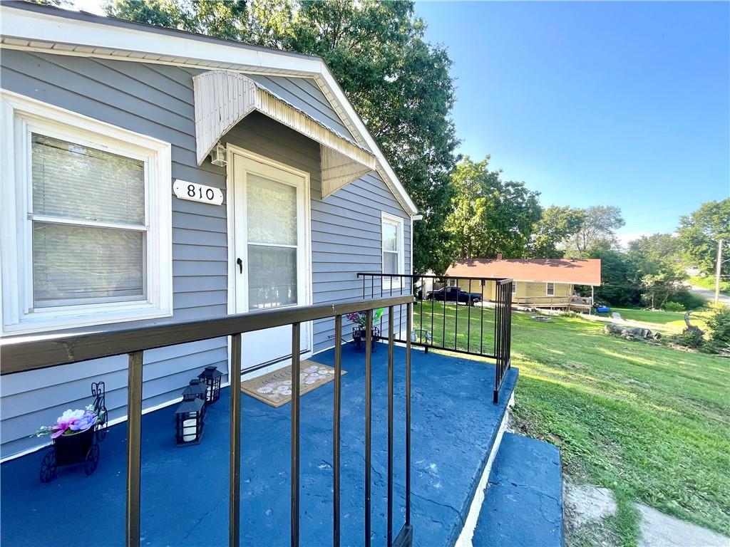 Photo 3 of 810 N Grand Avenue