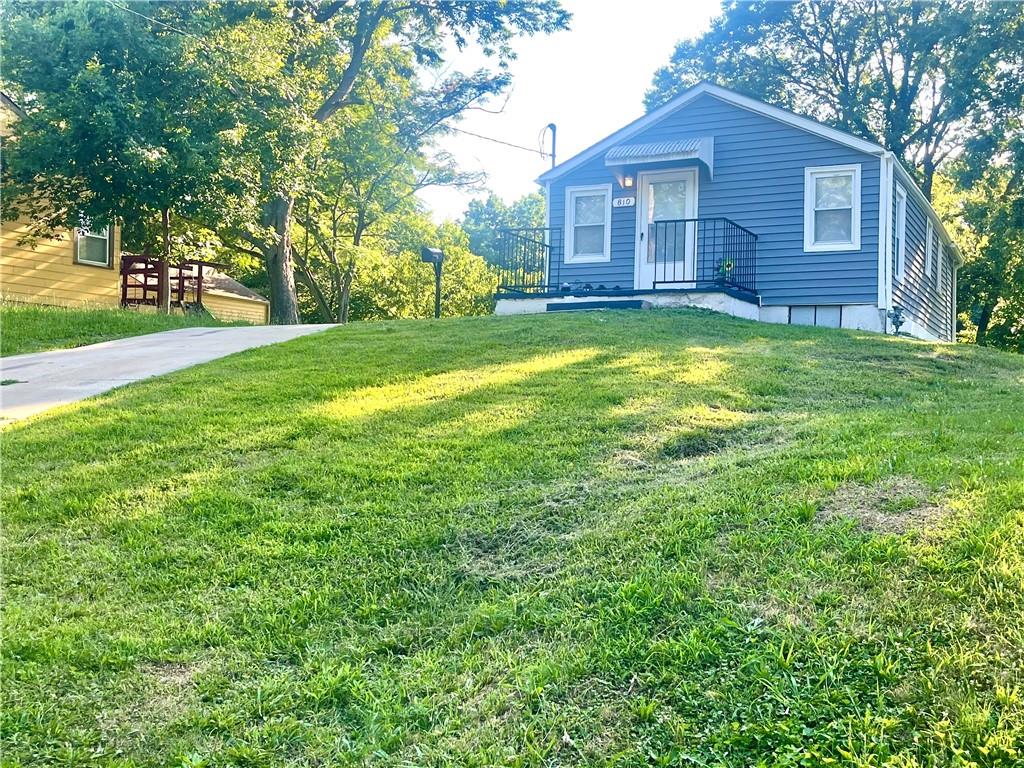 Photo 5 of 810 N Grand Avenue