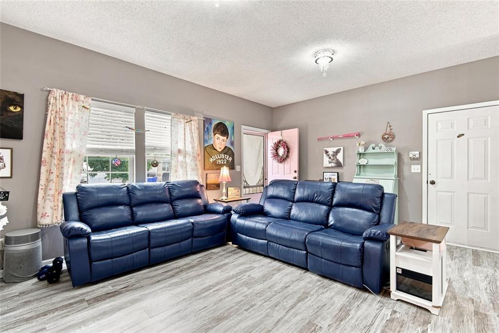 Photo 5 of 724 S Woodson Lane