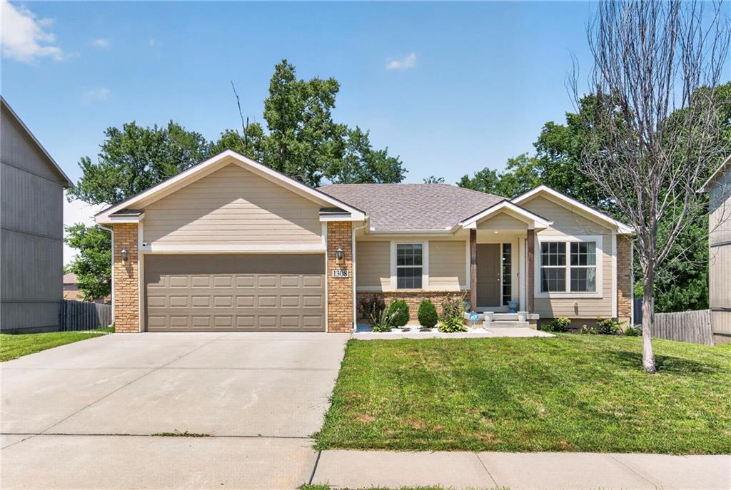 Photo of 1308 NW Hilltop Lane