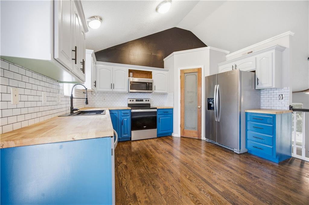 Photo of 961 Oak Crest Drive
