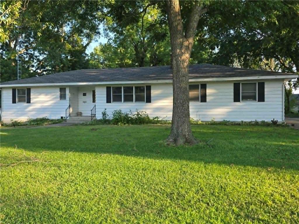 Photo 2 of 208 E Bodine Avenue