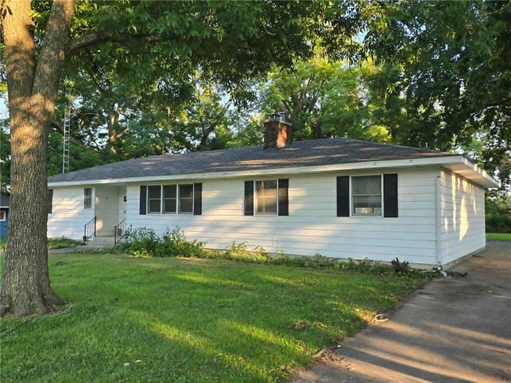 Photo 3 of 208 E Bodine Avenue