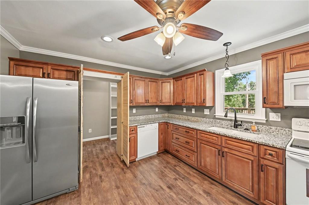 Photo 7 of 2521 S Whitney Avenue