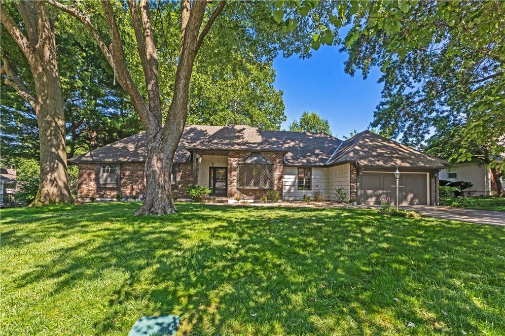 Photo 2 of 1208 NW Fairway Circle