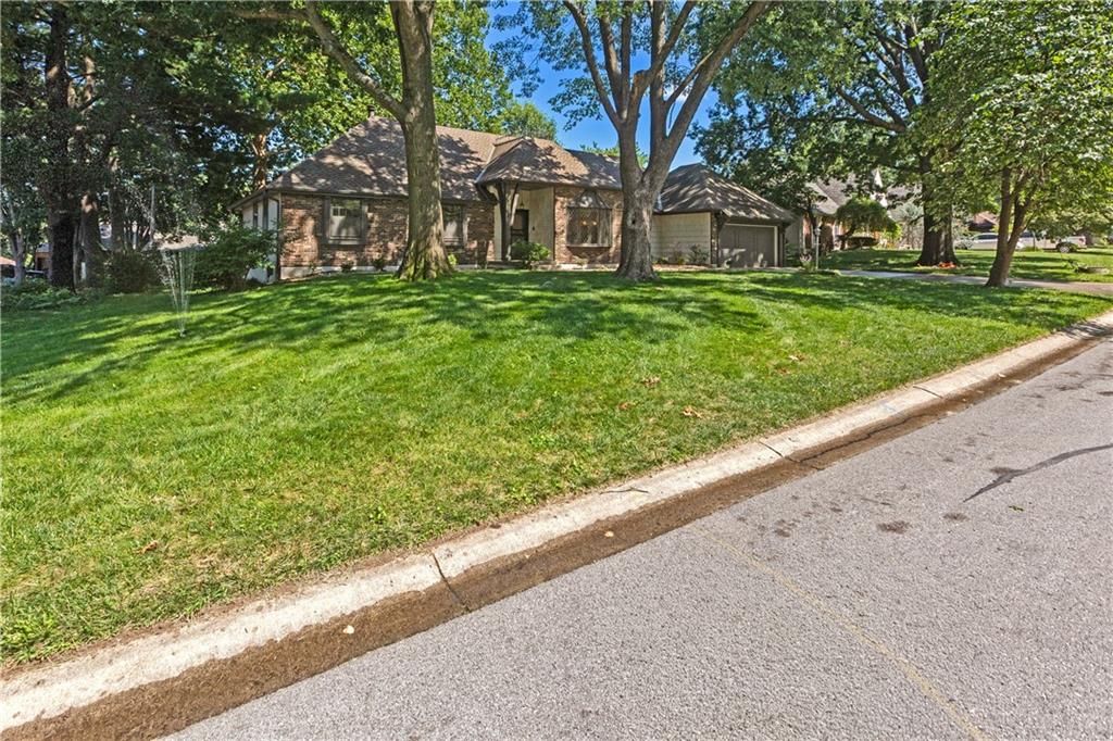 Photo 3 of 1208 NW Fairway Circle