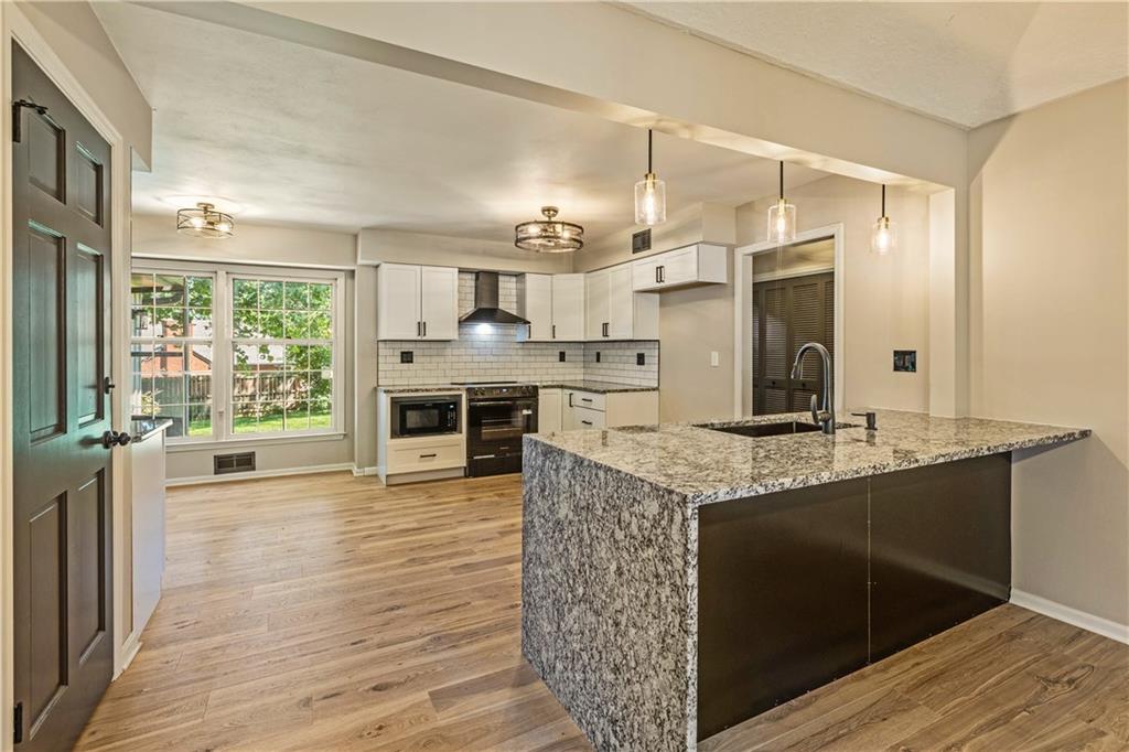 Photo 5 of 1208 NW Fairway Circle