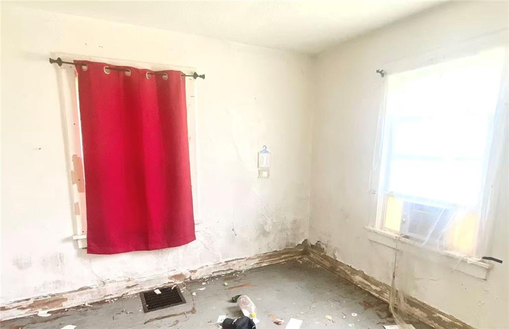 Photo 2 of 3015 E 60TH Street