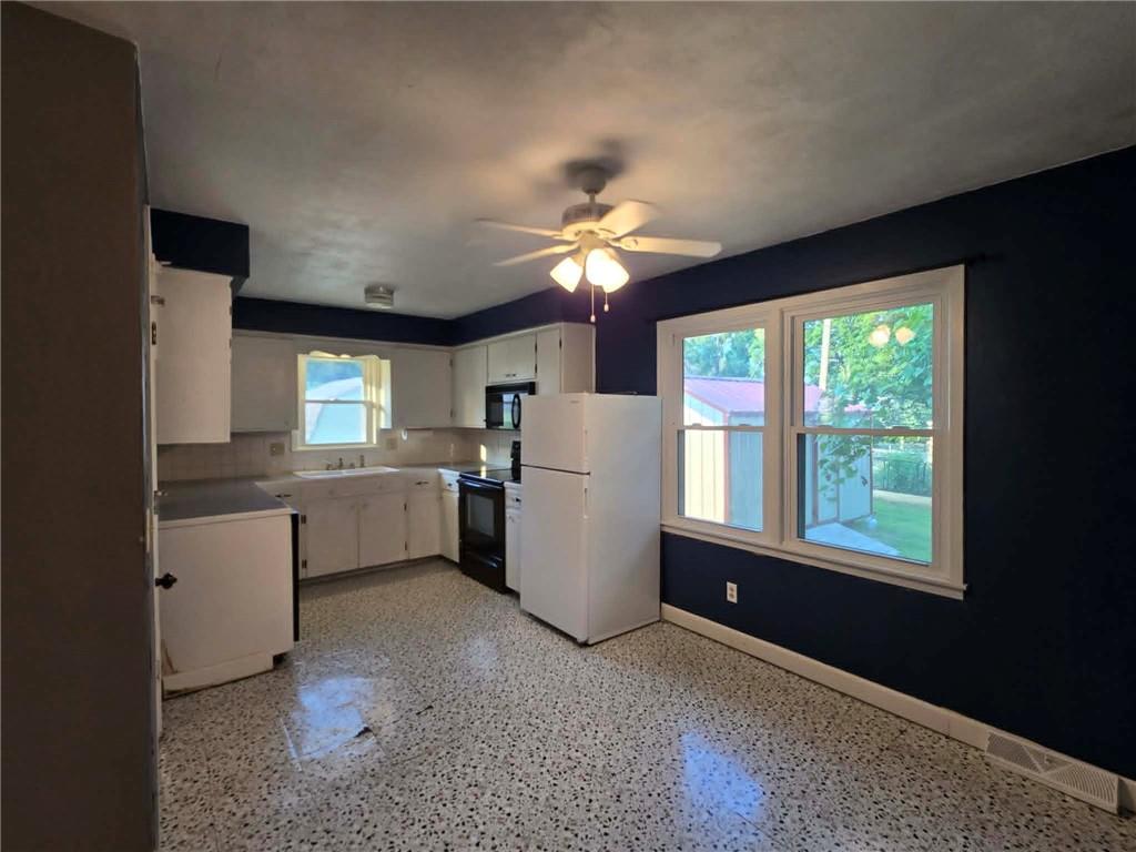 Photo 4 of 303 E Truman Avenue