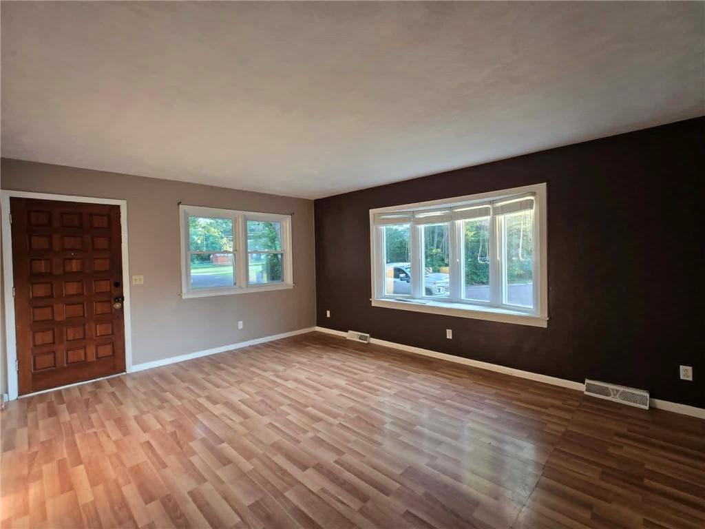 Photo 7 of 303 E Truman Avenue