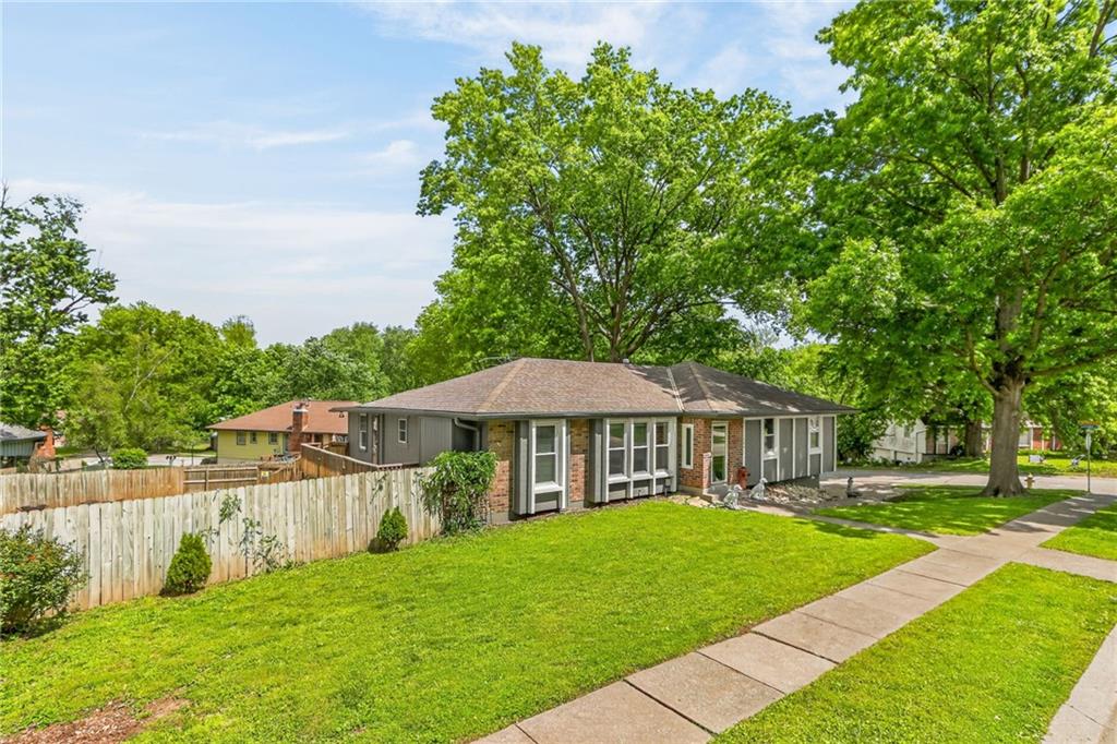 Photo 4 of 1524 Oxford Court