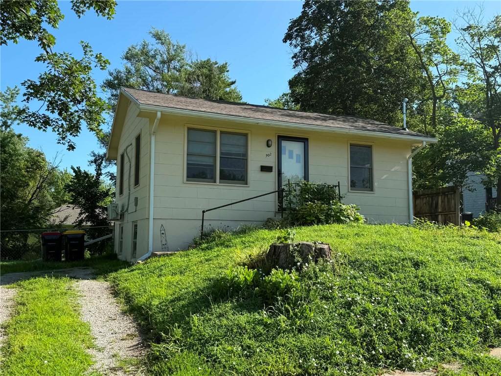 Photo 2 of 902 Williams Street