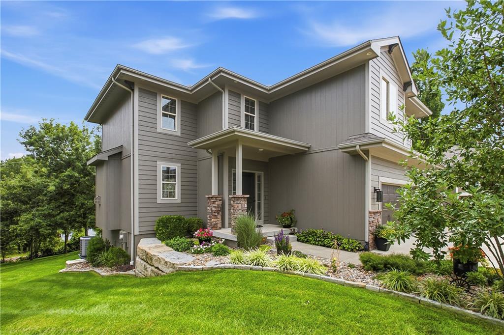 Photo 4 of 1021 SE Scarlet Court