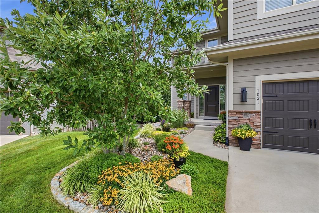 Photo 5 of 1021 SE Scarlet Court
