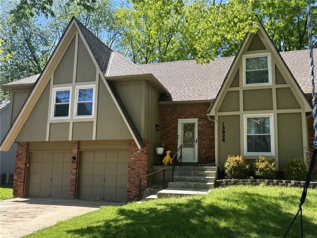 Photo of 13924 S Tomahawk Drive in Olathe, KS