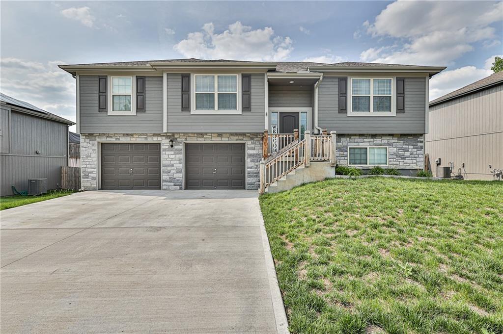 Photo of 212 NE Greystone Way