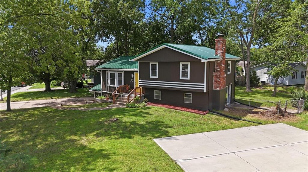 Photo 2 of 1010 E Langsford Road