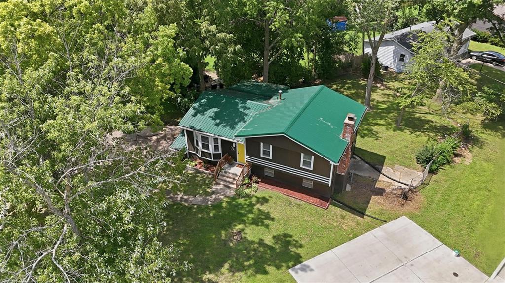 Photo 3 of 1010 E Langsford Road