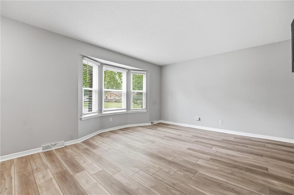Photo 7 of 1010 E Langsford Road