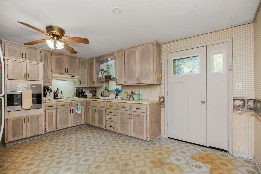 Photo 6 of 11421 W 69th Street
