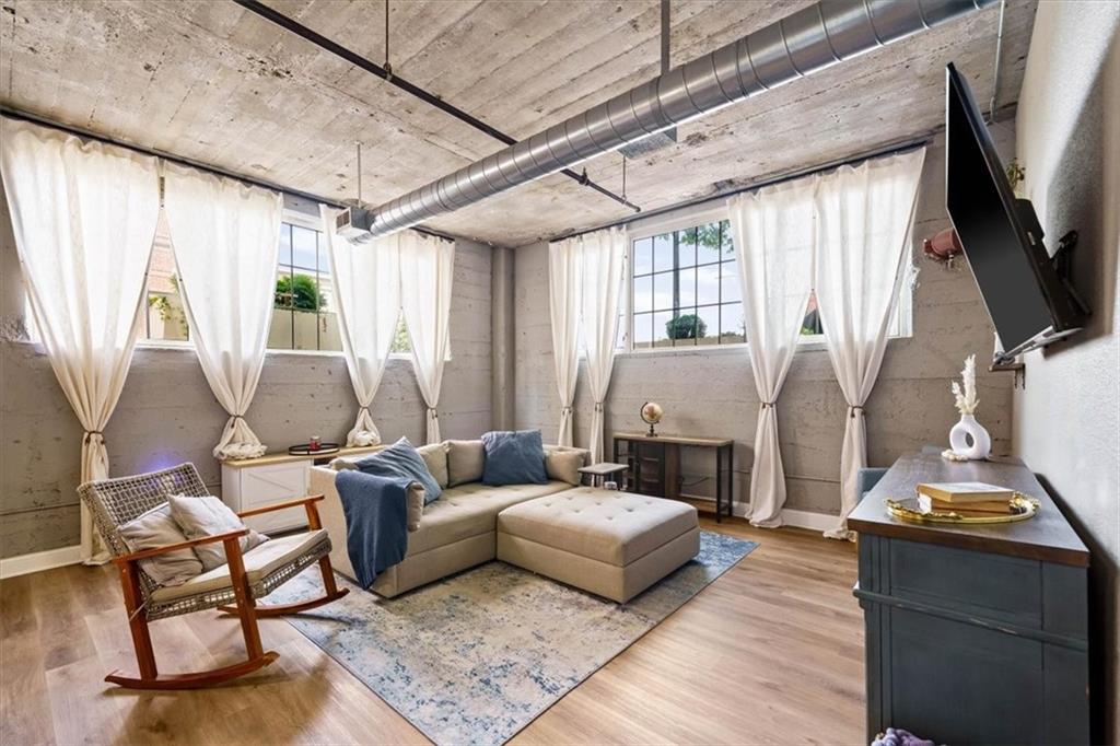 Photo of 321 W 7th Street #103