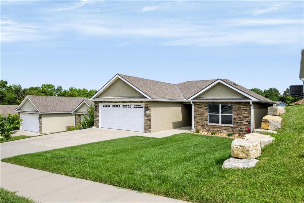 Photo 2 of 905 Ingleside Drive