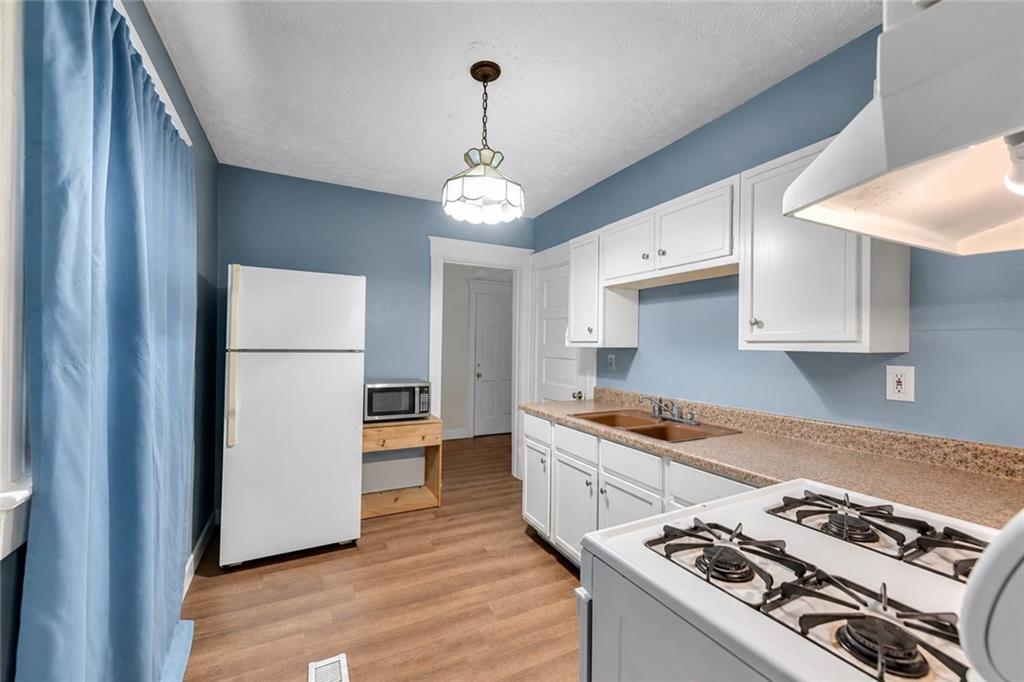 Photo 5 of 3944 BROOKLYN Avenue