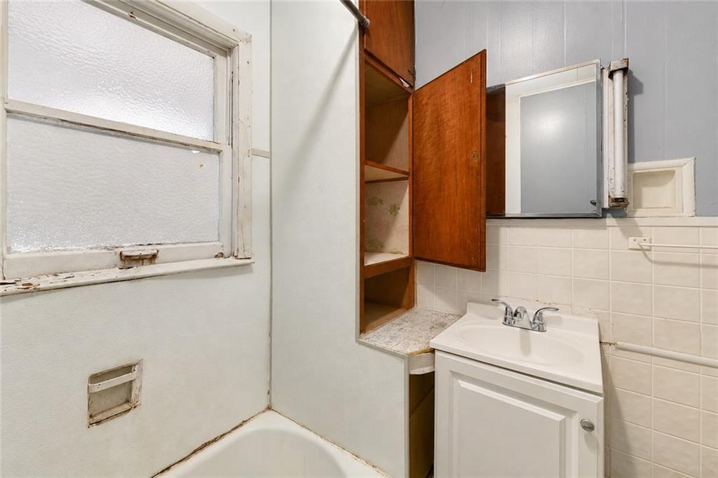 Photo 6 of 3944 BROOKLYN Avenue