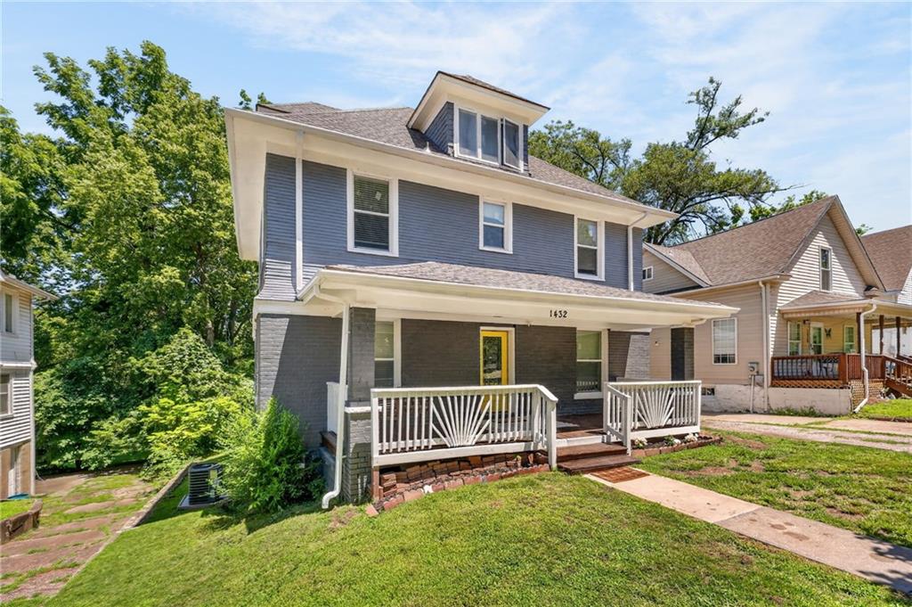 Photo 2 of 1432 W Walnut Street