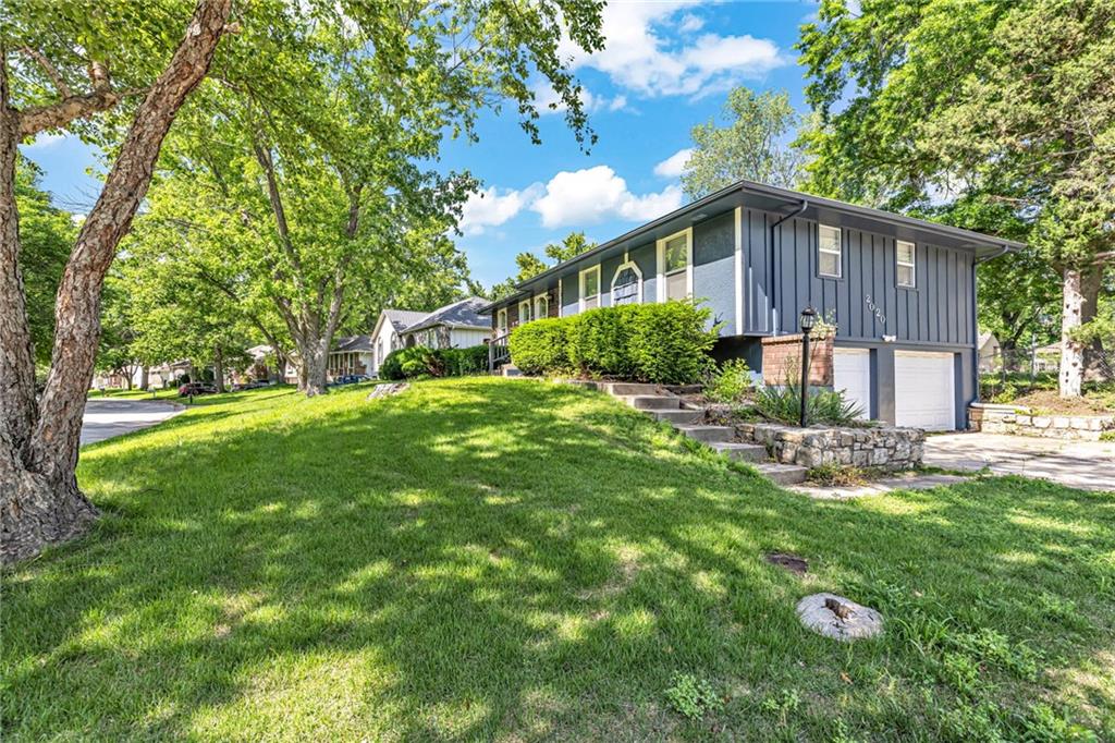 Photo 2 of 2020 SW Morningside Drive