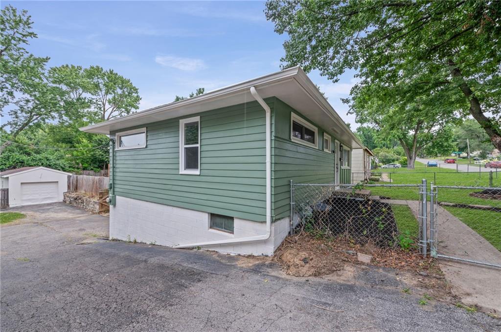 Photo 3 of 4504 Wood Avenue