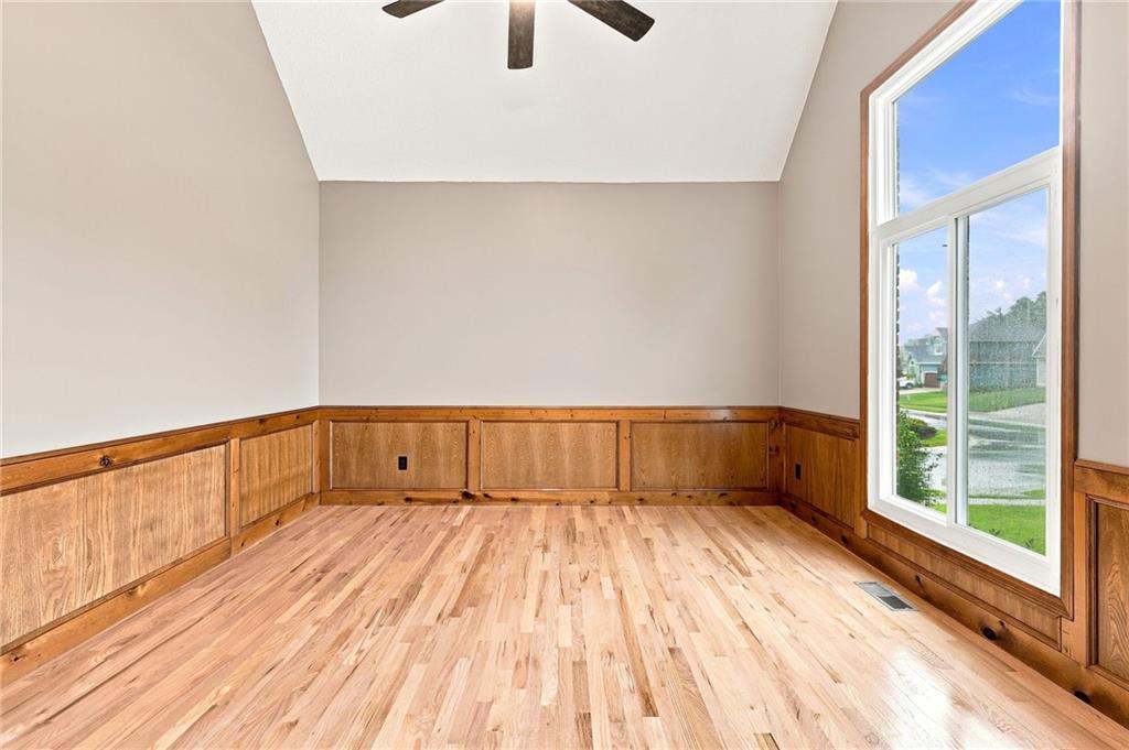 Photo 4 of 608 NE Ashmont Place