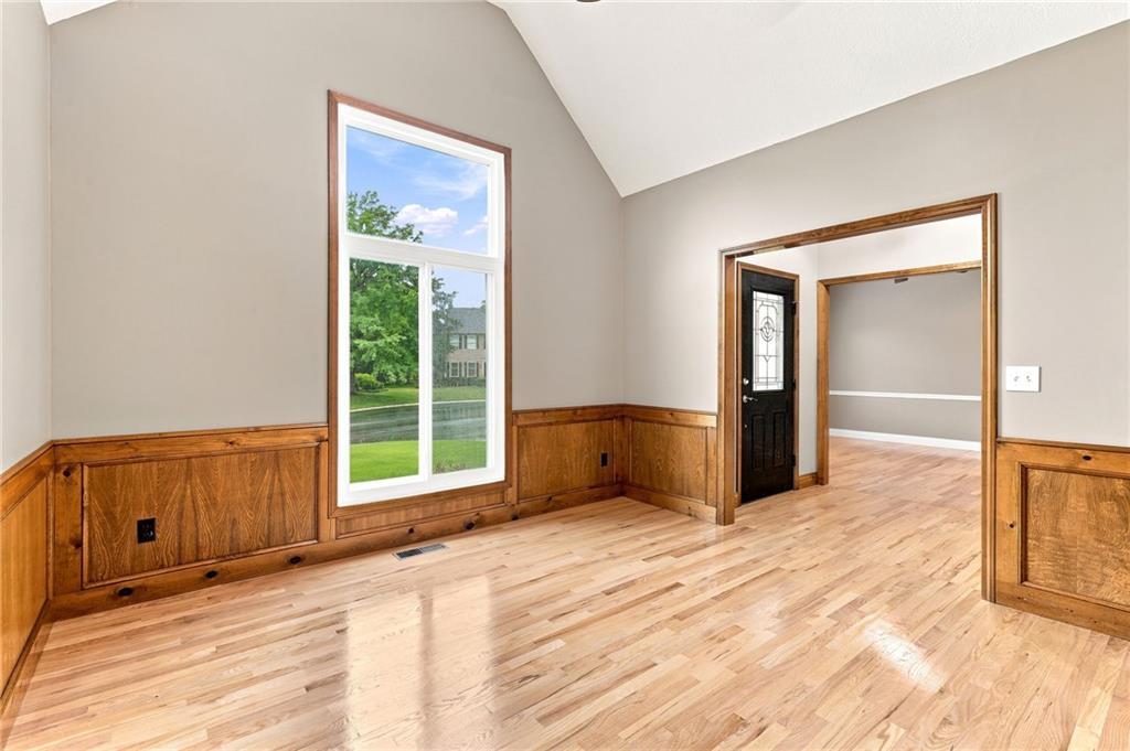 Photo 5 of 608 NE Ashmont Place
