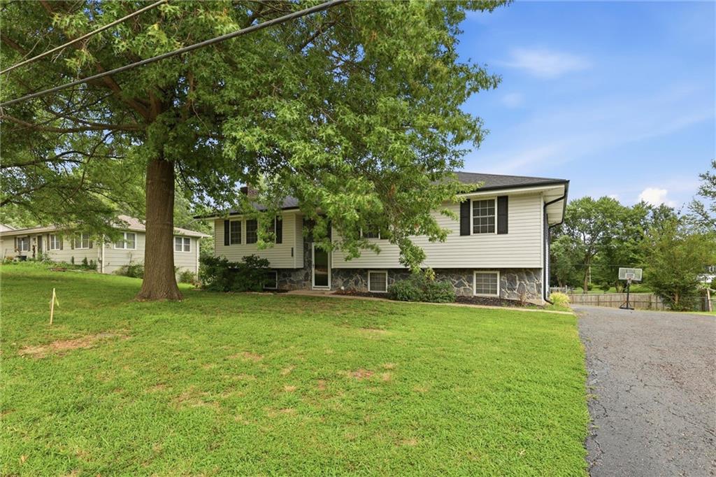 Photo 2 of 1207 S 104 Street