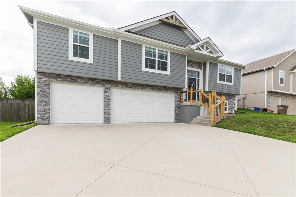 Photo 2 of 425 Spring Branch Drive