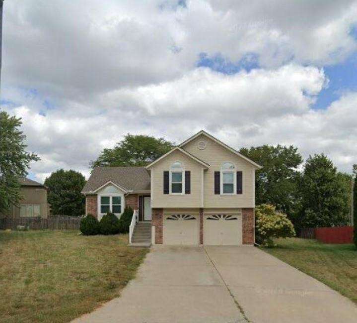 Photo of 4401 SW Hillside Drive in Lee's Summit, MO