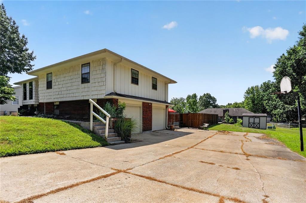 Photo 5 of 408 E Walnut Street