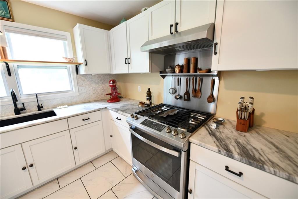 Photo 2 of 302 SE Corder Street