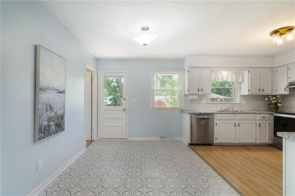 Photo 5 of 118 E Walnut Street