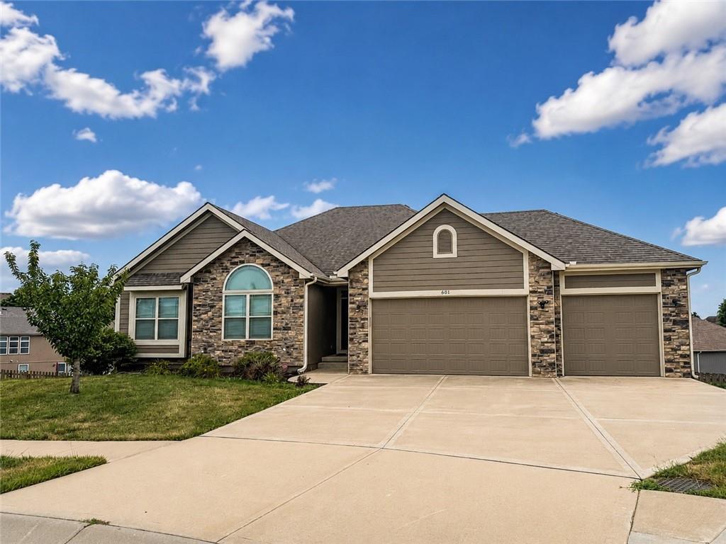 Photo of 601 Englewood Drive in Kearney, MO