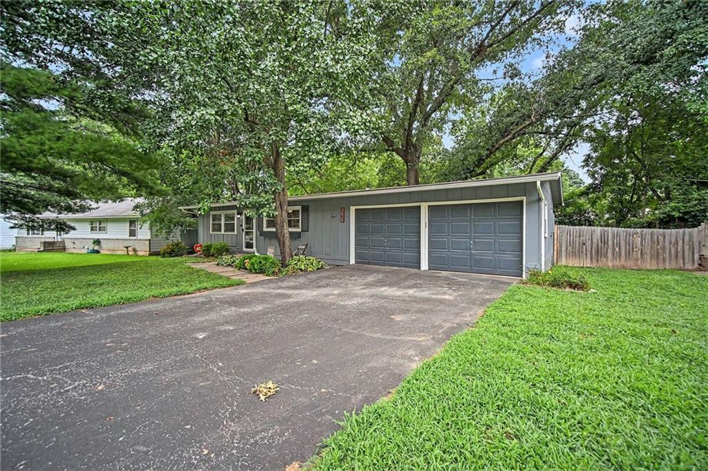 Photo 2 of 3626 N LISTER Avenue