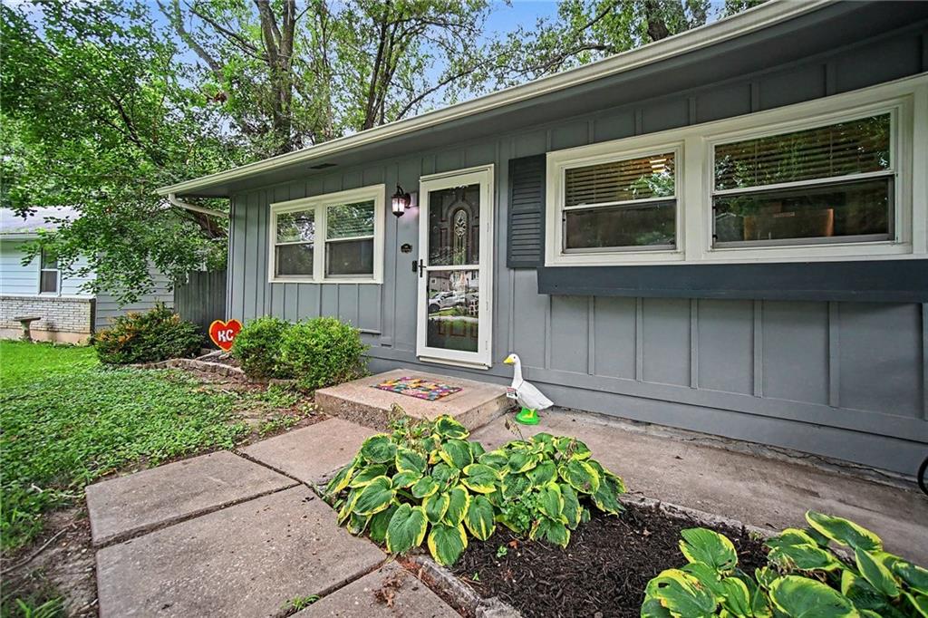 Photo 3 of 3626 N LISTER Avenue